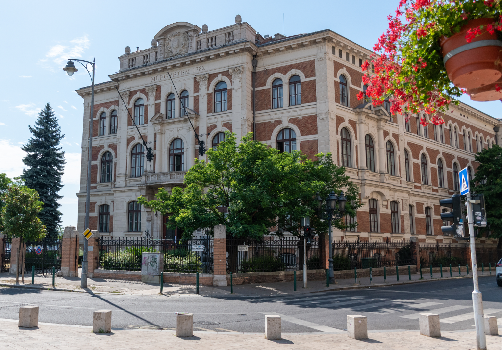 European School of Economics (ESE)